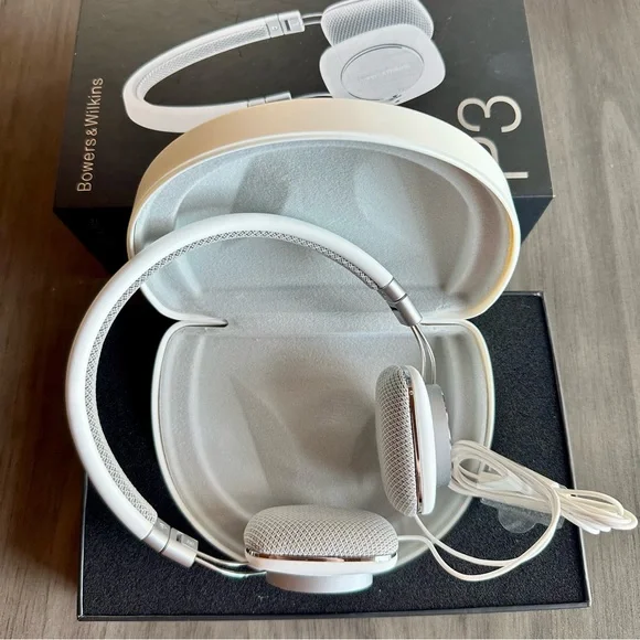 Bowers & Wilkins P3 Headphones - White and Gray - Picture 8 of 9